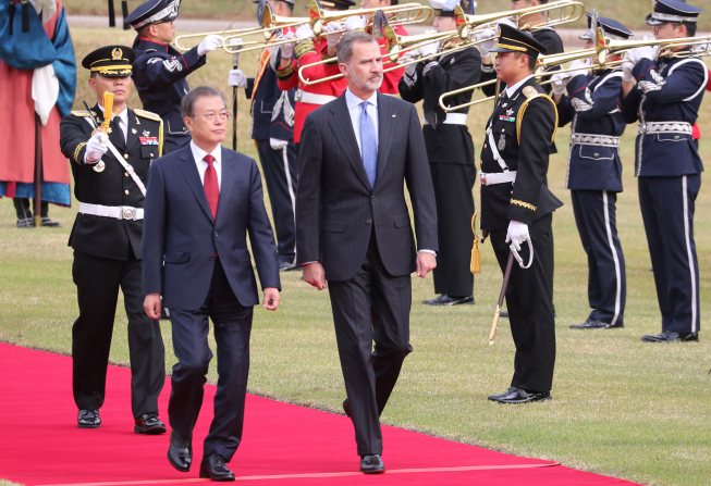 ▲문재인 대통령과 펠리페 6세 스페인 국왕이 23일 오후 청와대에서 공식환영식 중 의장대 사열을 하고 있다. 펠리페 6세 국왕 내외는 문 대통령 초청으로 이날 국빈 방한했다. (연합뉴스)