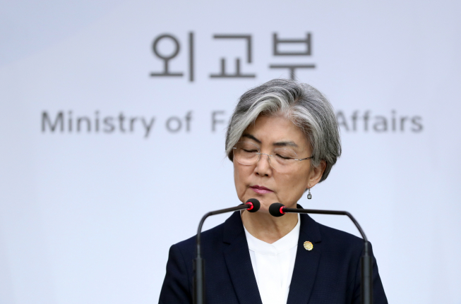 ▲강경화 외교부 장관이 24일 오전 서울 종로구 외교부에서 열린 내신 기자 브리핑에서 북미협상 전망에 대해 질문받고 있다.  (연합뉴스)