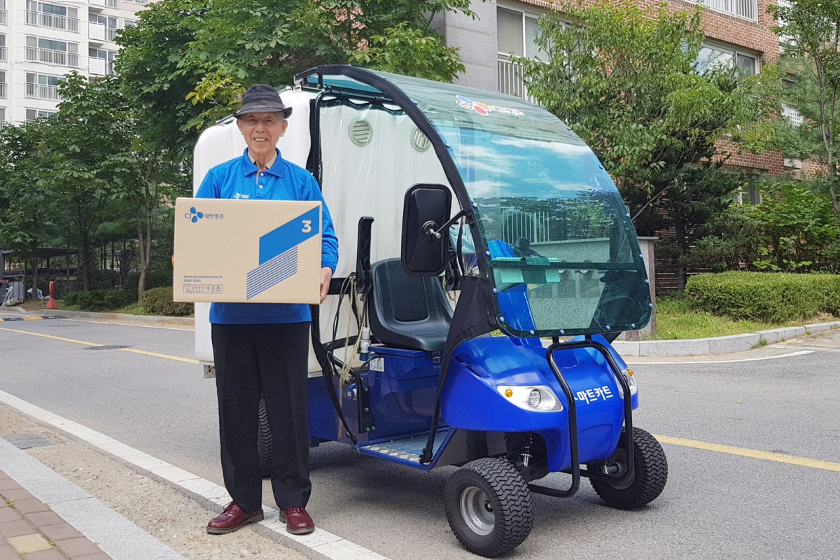 ▲CJ대한통운은 24일 UN지원 SDGs협회가 발표한 ‘2019 UN 지속가능개발목표경영지수(SDGBI)’에서 CJ대한통운이 1위 그룹에 선정됐다고 밝혔다. CJ대한통운 실버택배 시니어 배송원. (사진제공=CJ대한통운)