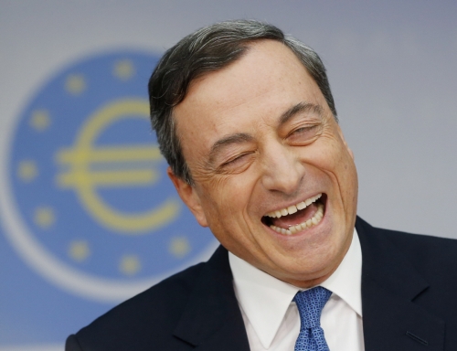 ▲마리오 드라기 유럽중앙은행(ECB) 총재가 2014년 11월 6일(현지시간) 독일 프랑크푸르트에서 기자회견 도중 파안대소하고 있다. 그는 이달 말을 끝으로 ECB 총재에서 물러난다. 
