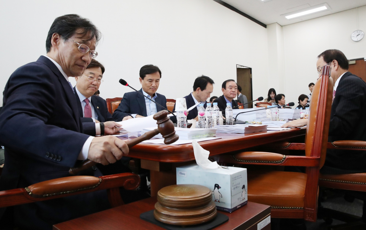 ▲24일 오후 국회에서 유동수 위원장이 정무위원회 법안심사 1소위원회를 주재하고 있다. (사진=연합뉴스)