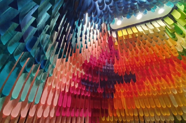 ▲자연의 신비로움 색감을 느끼고 즐길 수 있는 더 플래닛 내 전시관 '깃털숲' (자료 아시아홀딩스)