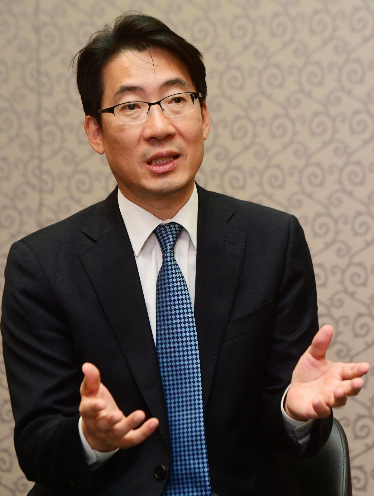 ▲‘2019 세계재생에너지총회’ 기획과 준비 실무를 이끈 이용필 산업통상자원부 신재생에너지정책과장은 “처음으로 중앙정부와 지방정부가 행사를 공동 개최하면서 재생에너지 확산을 위한 협업을 모색했다는 점에서 이번 총회의 의미가 크다”고 말했다. 고이란 기자 photoeran@