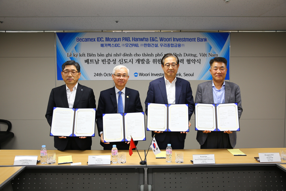 ▲김효진(왼쪽에서 세번째) 한화건설 부사장이 24일 조운행(맨 왼쪽) 우리종합금융 대표이사, 팜 응옥 투언 베카멕스 회장(왼쪽에서 두번째), 김형만 모건피에이비 회장이 ‘베트남 빈증성 신도시 개발사업 상호협력에 대한 양해각서’를 체결한 뒤 기념촬영을 하고 있다.(사진 제공=한화건설)