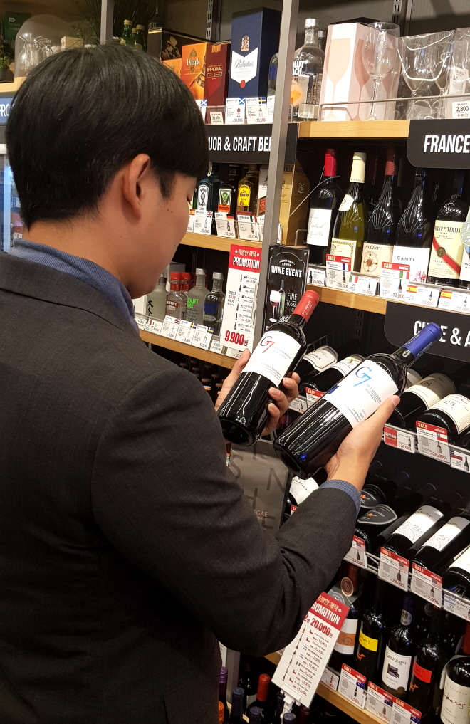 ▲이마트24에서_고객이_와인을_살펴보고_있다 (사진제공=이마트24)
