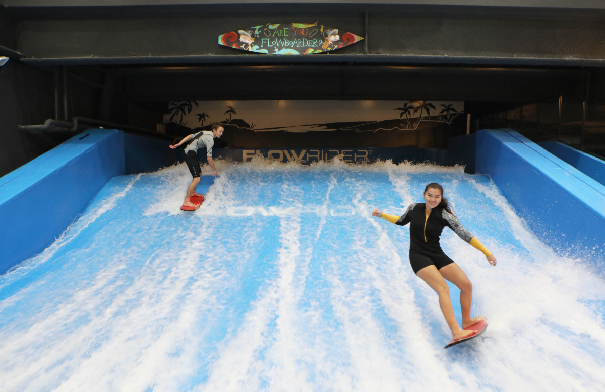 ▲롯데프리미엄아울렛_기흥점_실내_서핑장 (사진제공=롯데프리미엄아울렛)