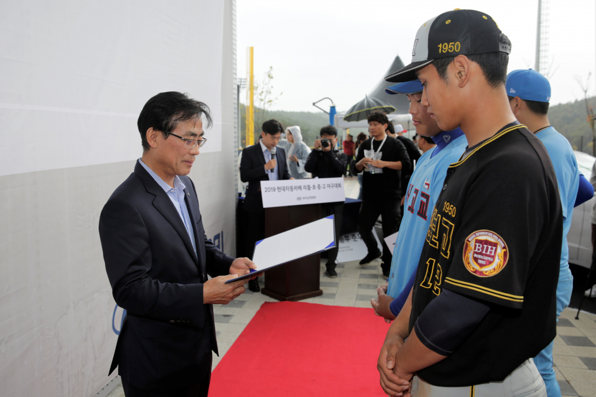 ▲'2019 현대자동차배 리틀ㆍ초ㆍ중ㆍ고 야구대회'가 15~24일 기장-현대차 드림볼파크에서 열린 결승전을 끝으로 마무리됐다. 고등부 우승팀이 상을 받고 있다.  (사진제공=현대차)