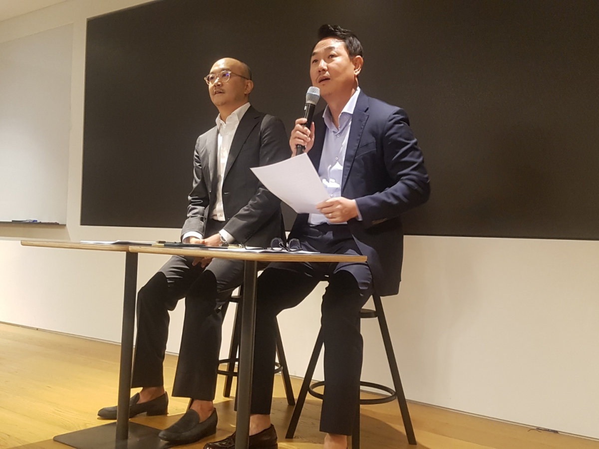 ▲조수용(왼쪽), 여민수 카카오 공동 대표가 뉴스 및 검색 서비스 개편에 대해 설명하고 있다. (조성준 기자 tiatio@)
