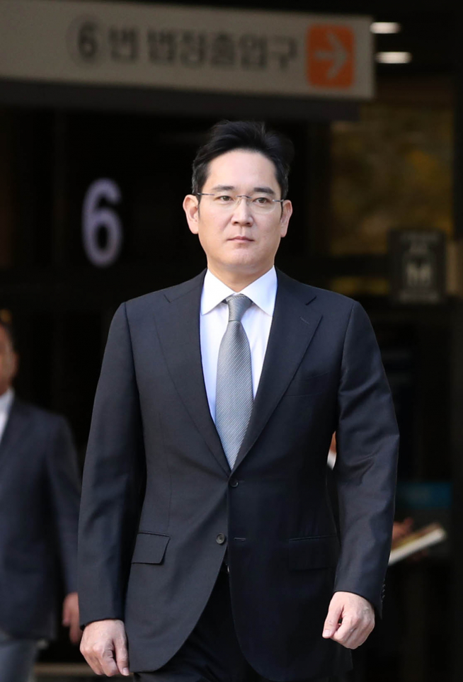 ▲이재용 삼성전자 부회장이 25일 오전 서울 서초동 서울중앙지방법원에 '국정농단' 사건과 관련 파기환송심 1차 공판을 마치고 법원을 떠나고 있다. (뉴시스)