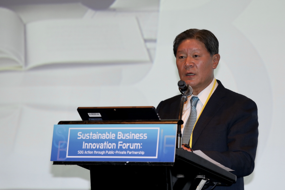 ▲지속가능발전기업협의회가 25일 삼성동 그랜드 인터컨티넨탈 호텔에서 환경부, 유엔개발계획과 공동으로 개최한 리더스포럼에서 허명수 KBCSD 회장(現 GS건설 부회장)이 개회사를 말하고 있다. (사진제공=GS건설)
