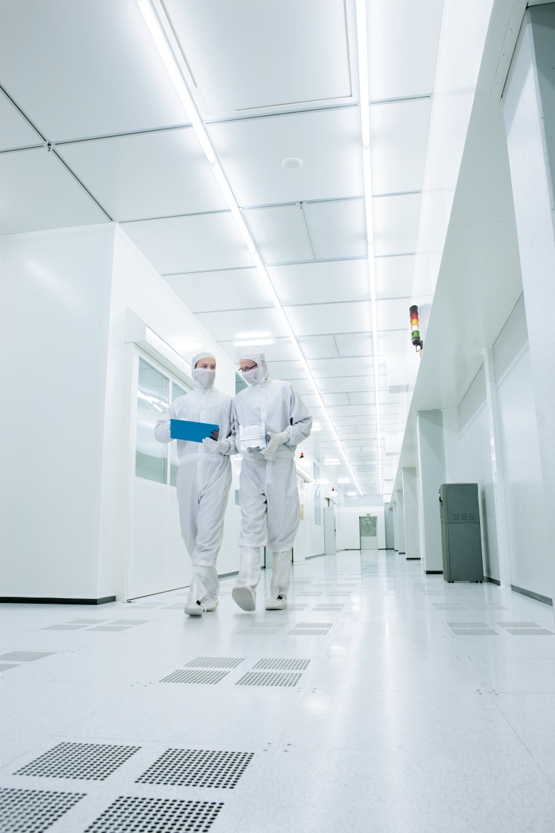 ▲한화큐셀의 독일 연구소와 연구원들의 모습 (사진제공=한화그룹)