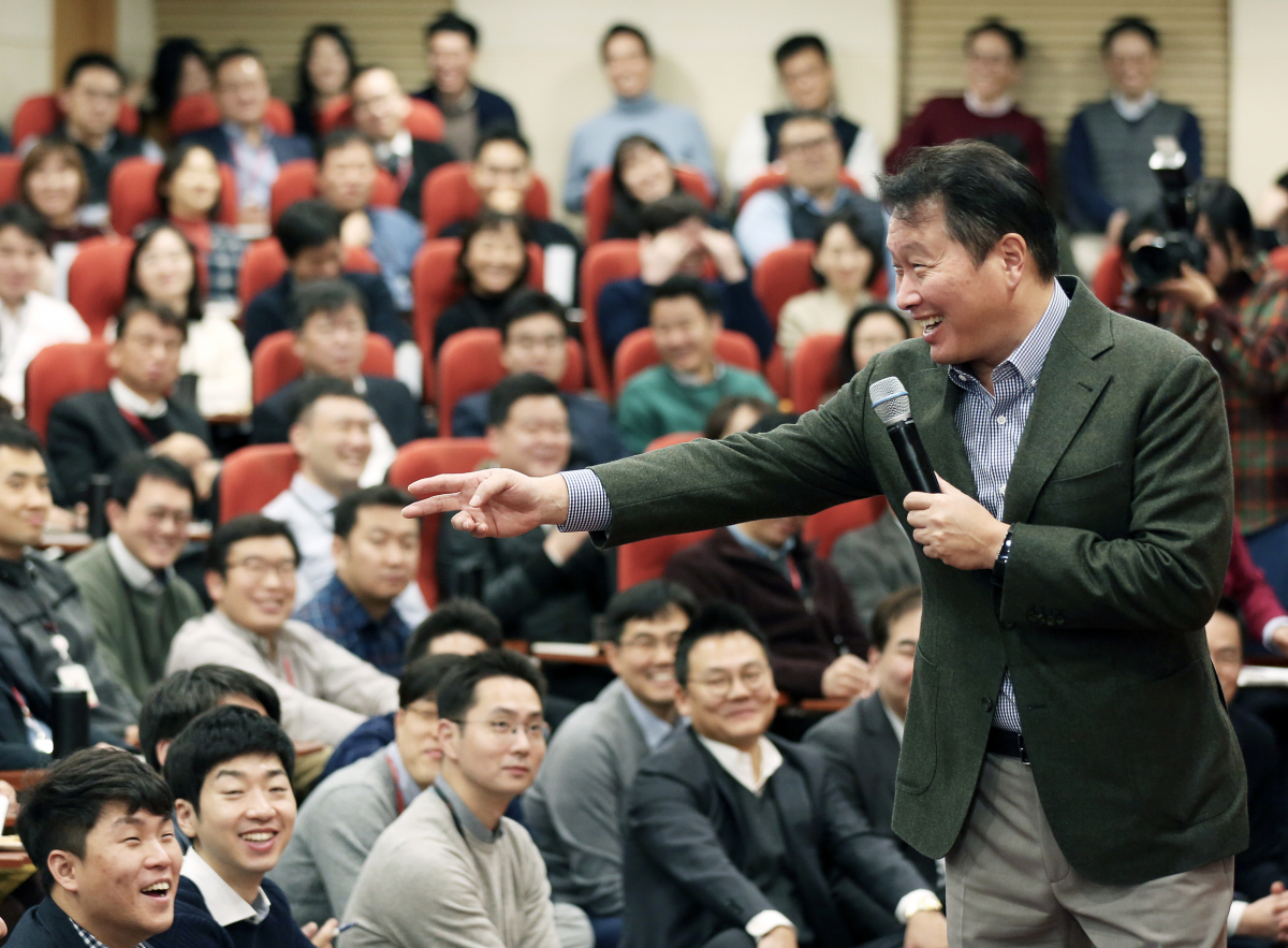 ▲최태원 SK 회장이 1월 서울 종로구 SK서린빌딩에서 열린 ‘행복 토크’에서 구성원들과 행복키우기를 위한 작은 실천 방안들에 대해 토론하고 있다. (사진제공=SK그룹)