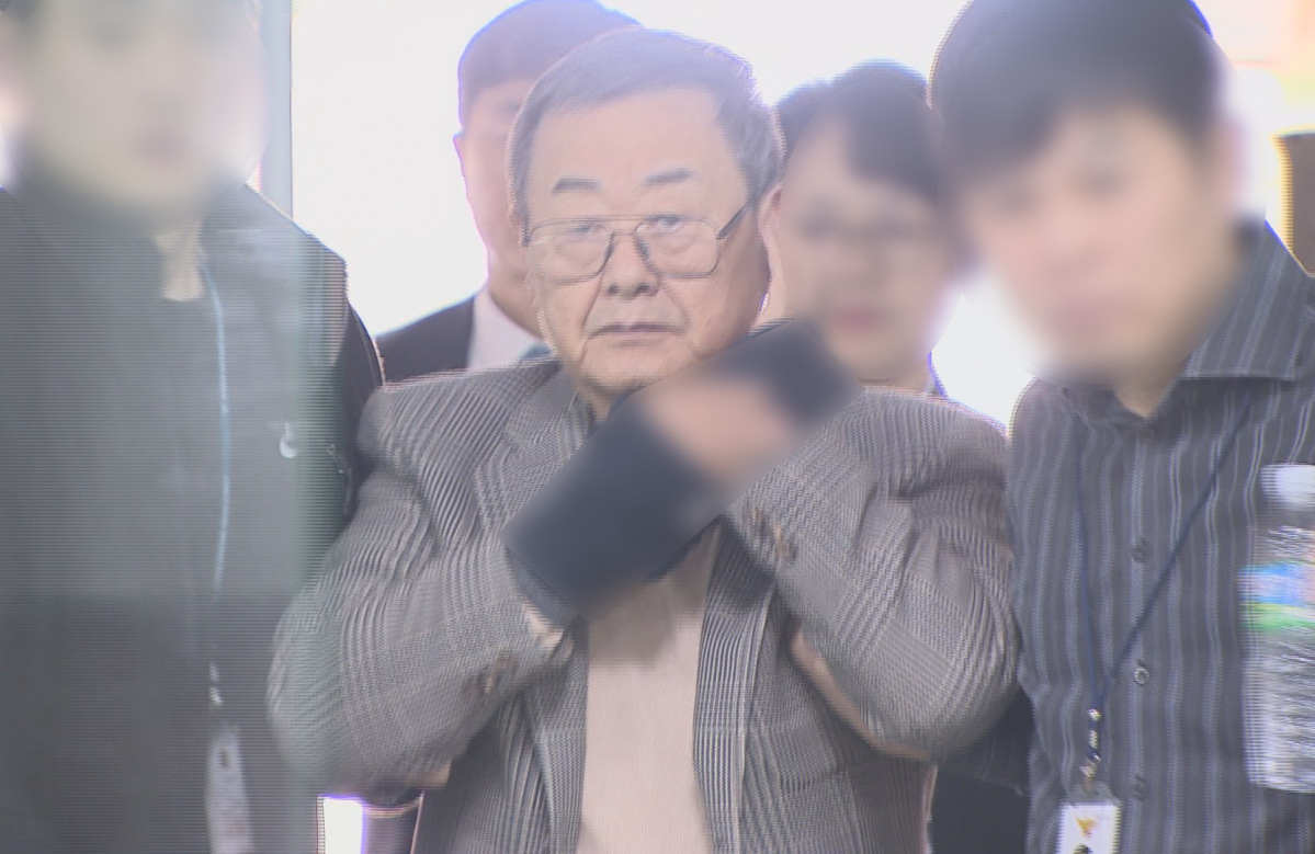 ▲가사도우미를 성폭행하고 비서를 성추행한 의혹을 받는 김준기 전 DB그룹(옛 동부그룹) 회장이 25일 오후 서울 서초구 서울중앙지법에서 열린 구속 전 피의자 심문(영장실질심사)에 출석하며 법정으로 향하고 있다. (연합뉴스)