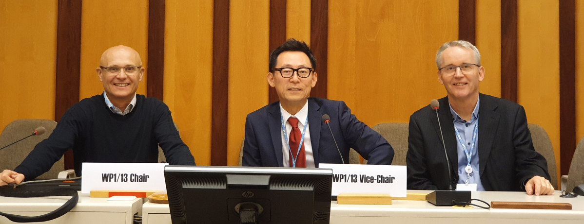 ▲ITU 의장단들이 회의를 마무리하고 기념촬영을 하고 있는 모습. 왼쪽부터 루카 페산도 ITU 워킹파티 공동의장/이탈리아, 김형수 ITU 워킹파티 공동의장/KT, 알로흐 루도비치 ITU 워킹파티 부의장/슬로베니아 (사진제공=KT)