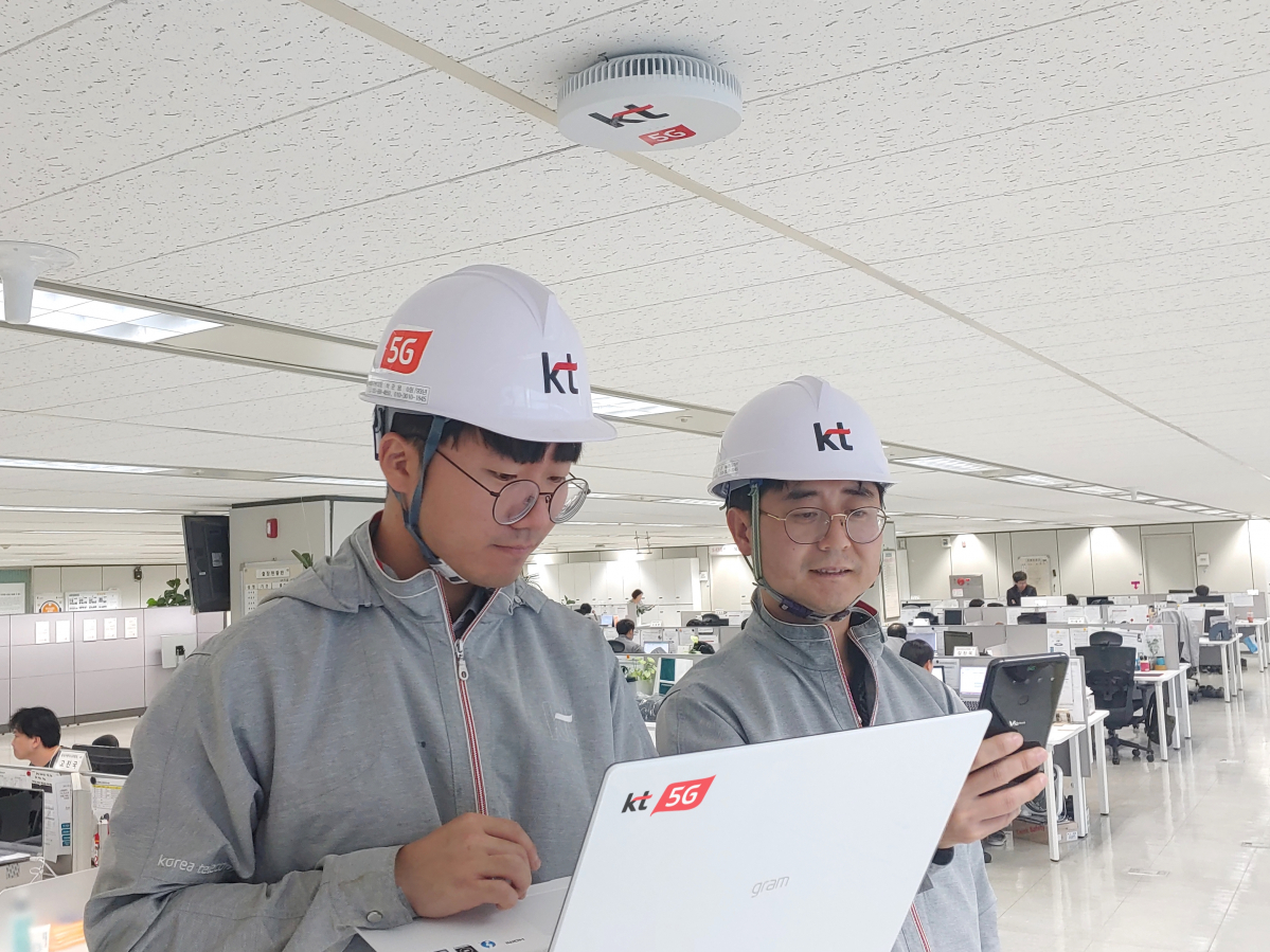 ▲KT 네트워크부문 직원들이 대구 KT 효목사옥 내 5G 스몰셀(Small Cell) 솔루션 RDS(Radio Dot System)를 설치한 후 품질을 점검하고 있다. (사진제공=KT)
