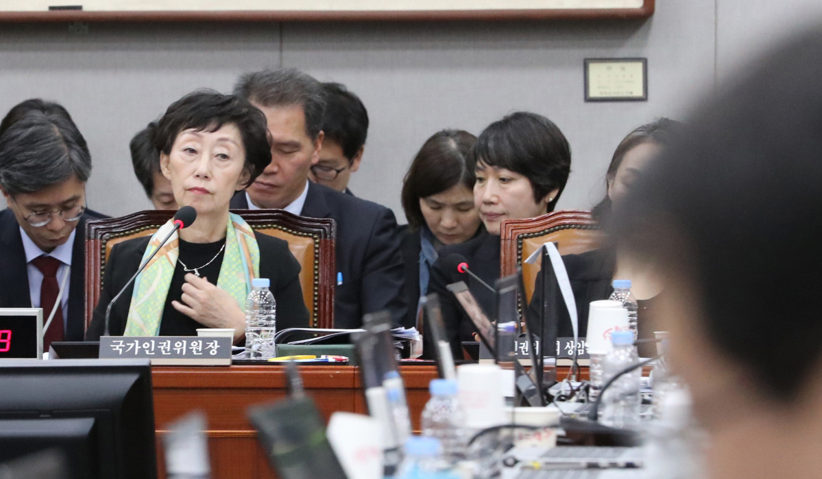 ▲최영애 국가인권위원회 위원장이 25일 오전 국회에서 열린 운영위 국감에 출석, 의원 질의를 듣고 있다 (사진=연합뉴스)