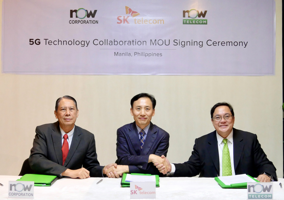 ▲SK텔레콤은 필리핀 ‘나우 코퍼레이션’ 및 ‘나우 텔레콤과 필리핀 마닐라에서 5G 협력 파트너십을 체결했다고 27일 밝혔다.(왼쪽부터)나우 코퍼레이션 토마스 아키노 회장, SK텔레콤 심상수 인프라비즈 본부장, 나우 텔레콤 멜 벨라르데 회장. (사진제공=SK텔레콤)