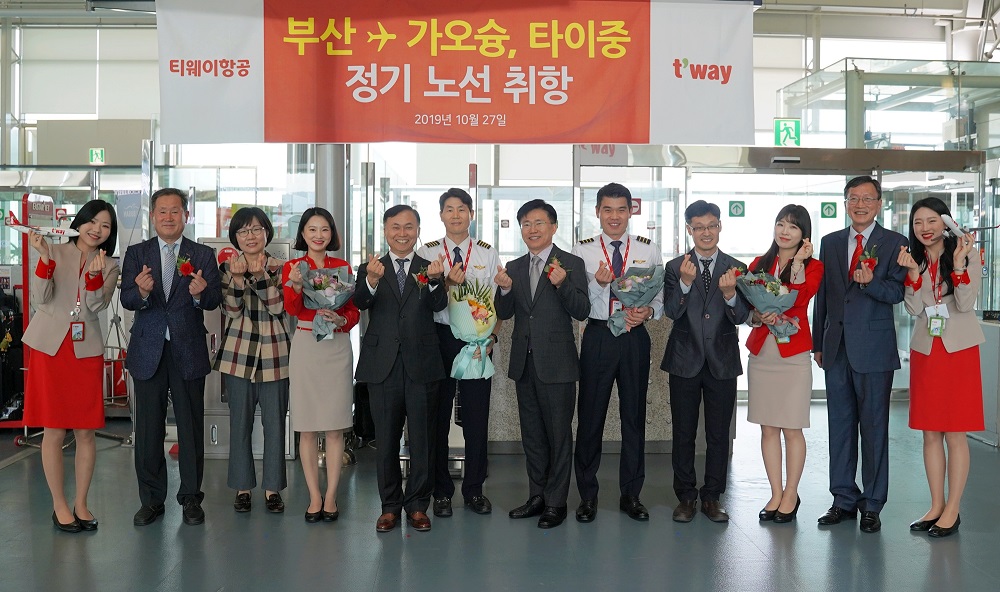 ▲티웨이항공의 부산-가오슝, 부산-타이중 노선 정기편 신규 취항을 앞두고 25일 오전 김해공항 국제선 청사에서 이를 기념한 행사를 진행했다.  (사진제공=티웨이항공)