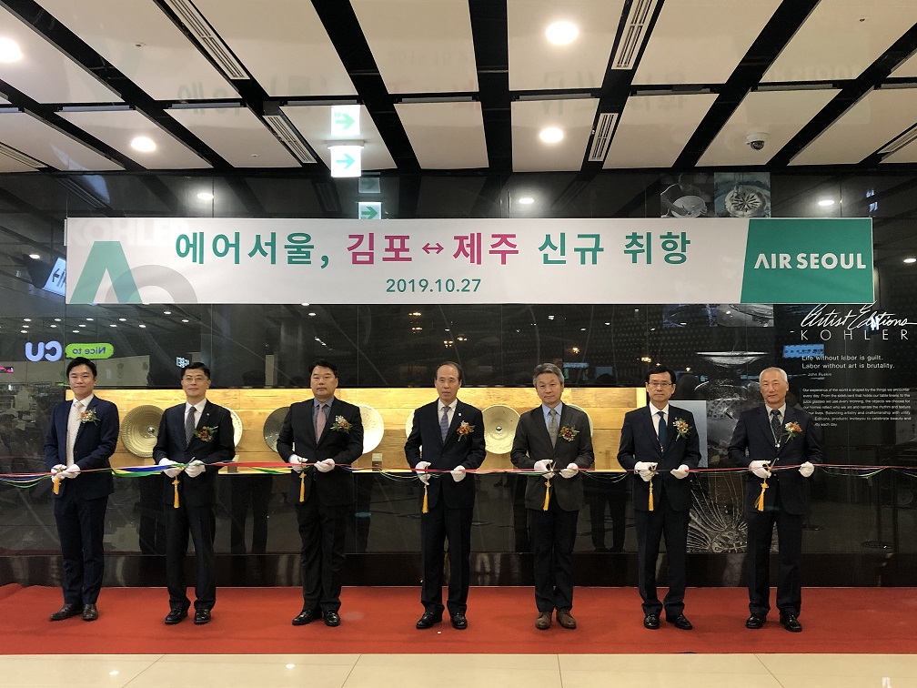 ▲조규영 에어서울 대표(가운데)와 관계자들이 기념 촬영을 하고 있다.  (사진제공=에어서울)