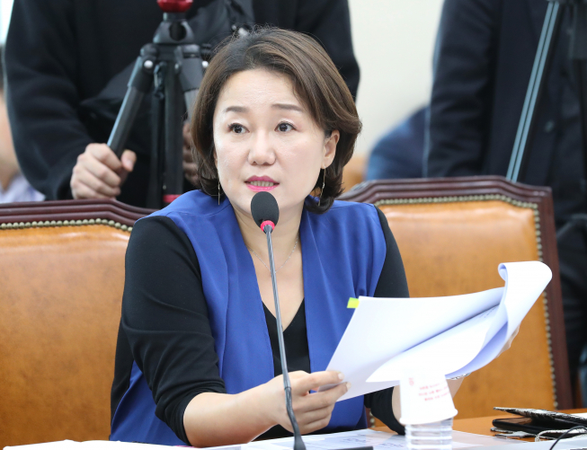 ▲24일 오후 국회에서 열린 행정안전위원회의 행정안전부, 중앙선거관리위원회, 인사혁신처, 경찰청, 소방청 등의 종합국정감사에서 더불어민주당 이재정 의원이 진영 행정안전부 장관에게 질의하고 있다.