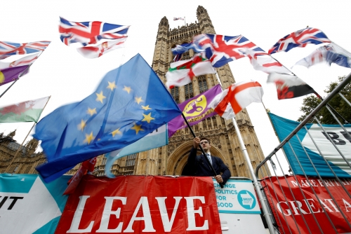 ▲영국 의회의사당 밖에서 25일(현지시간) 브렉시트에 반대하는 한 시민이 EU 깃발을 흔들고 있다. 런던/로이터연합뉴스 
