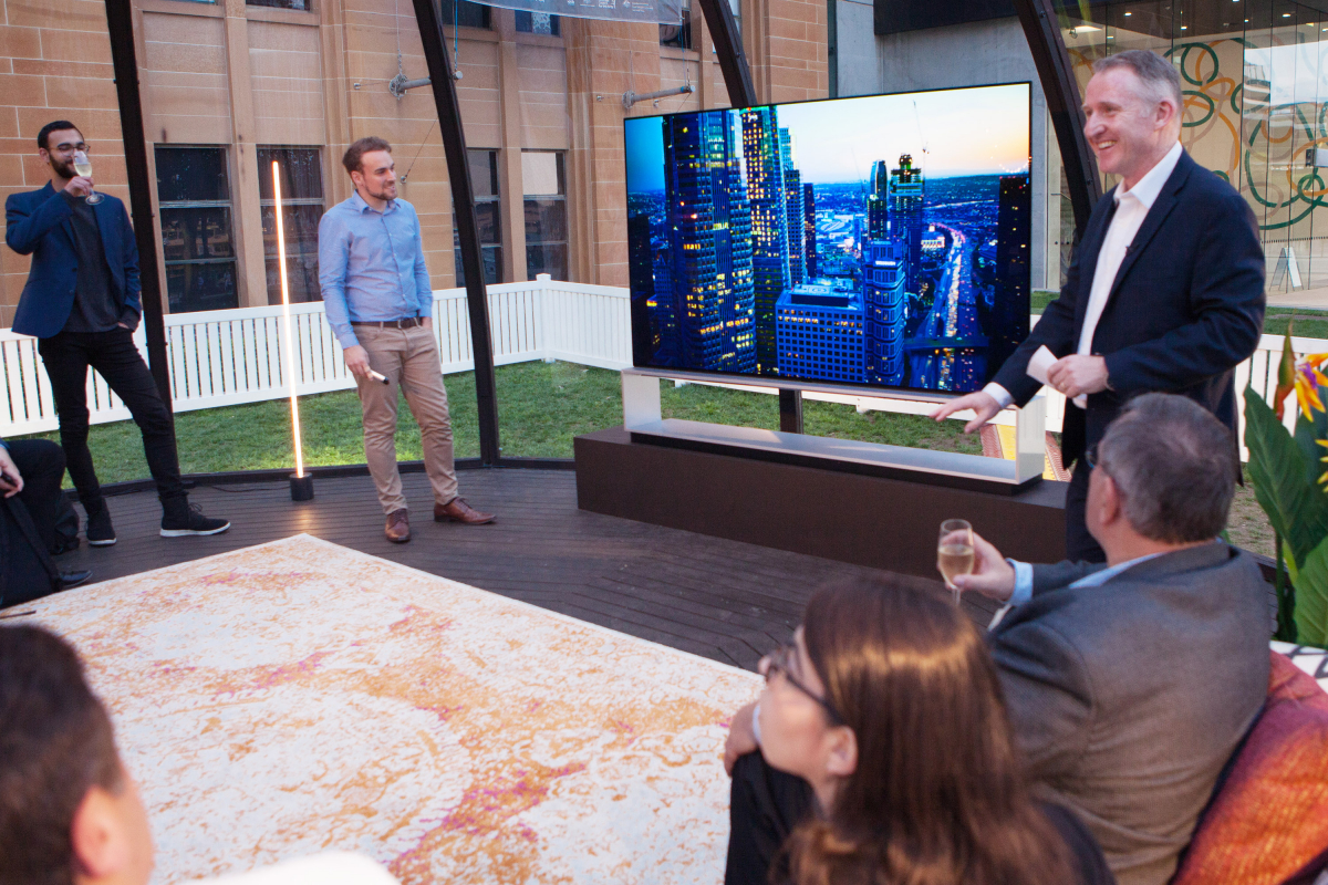 ▲LG전자가 호주에서 열린 'LG 시그니처 올레드 8K' 론칭 행사에서 언론사 기자들에게 제품 설명을 하고 있다.  (사진제공=LG전자)