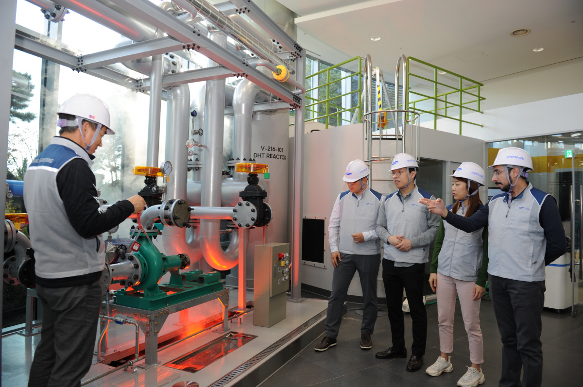 ▲삼성엔지니어링 직원들이 안전체험관에서 안전 교육을 받고 있다.   (사진제공=삼성엔지니어링)