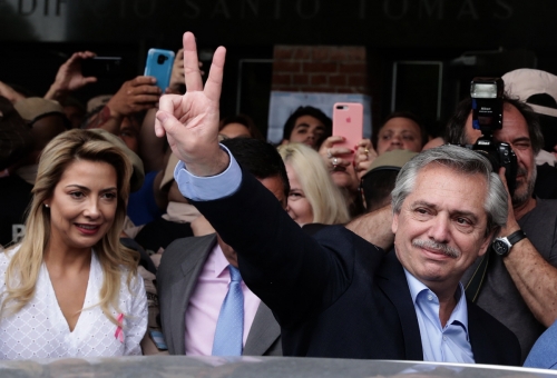 ▲아르헨티나 부에노스아이레스의 한 투표소에서 27일(현지시간) 대선 후보인 중도좌파연합 ‘모두의 전선’의 알베르토 페르난데스(오른쪽) 후보가 투표를 마치고 나서 승리의 V자 사인을 하면서 투표소를 나서고 있다. 부에노스아이레스/AFP연합뉴스
