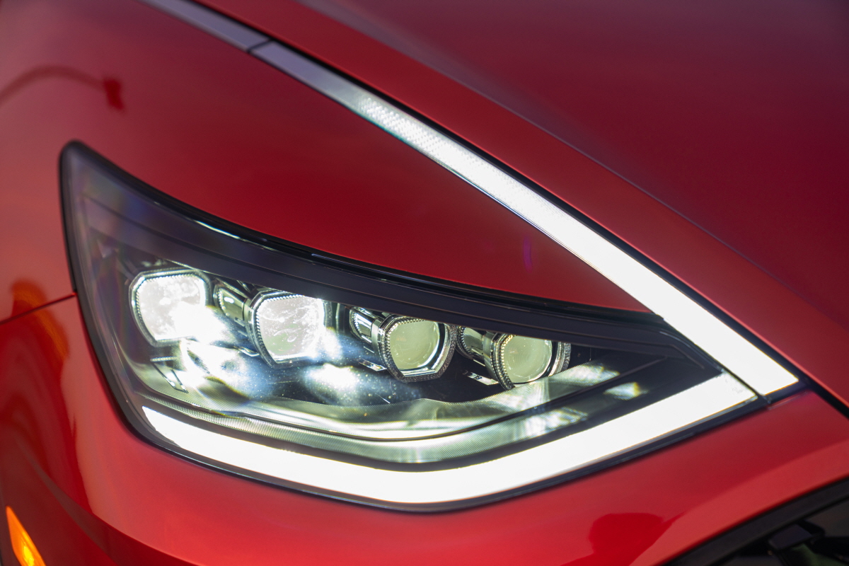 ▲현대차 8세대 쏘나타의 주간주행등 모습. 보닛을 타고 올라가면서 점진적으로 사라지는 이른바 히든 라이팅 시스템이다.                (사진제공=현대차)