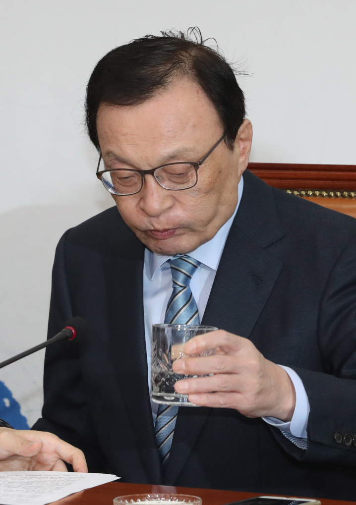 ▲더불어민주당 이해찬 대표가 21일 국회에서 열린 최고위원회의에서 물을 마시고 있다.  (연합뉴스)
