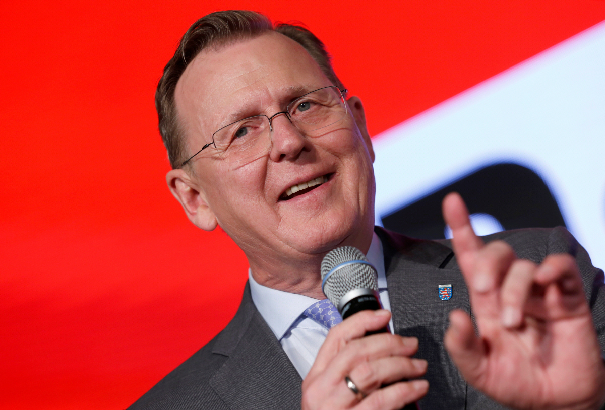 ▲독일 튀링겐 주총리인 보도 라멜로우가 27일(현지시간) 주도인 에르푸르트에서 주의회 선거가 끝나고 나서 연설하고 있다. 그가 대표로 있는 좌파당은 이날 선거에서 통독 이후 처음으로 튀링겐 주의회 제1당 지위에 오른 것이 확인됐다. 에르푸르트/로이터연합뉴스