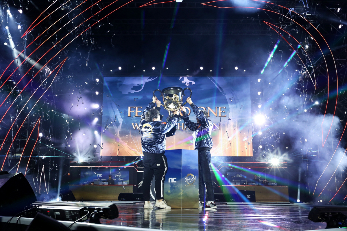 ▲‘인텔블레이드&amp;소울토너먼트 2019 월드챔피언십에서 우승한 중국 ‘Fear No One’팀이 우승 트로피를 들고 환호하고 있다.
