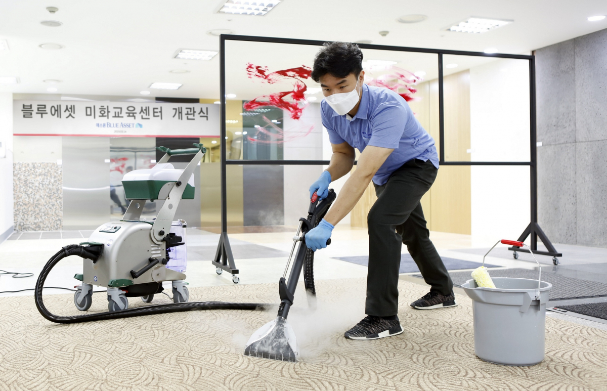 ▲에스원 임직원이 블루에셋 미화교육센터에서 미화 서비스 실습을 하고 있다. (사진제공=에스원)