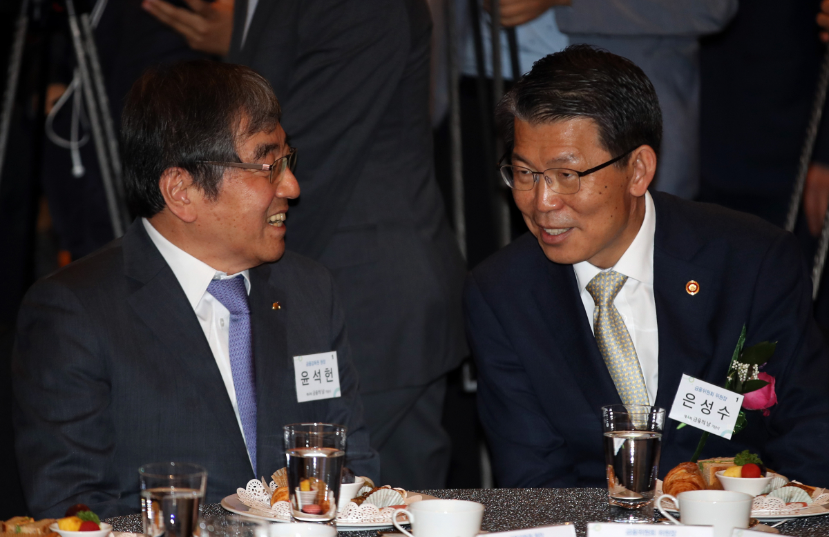 ▲은성수 금융위원장과 (왼쪽)윤석헌 금융감독원장이 29일 오전 서울 63컨벤션센터에서 열린 제4회 금융의 날 기념식에 참석, 대화하고 있다.