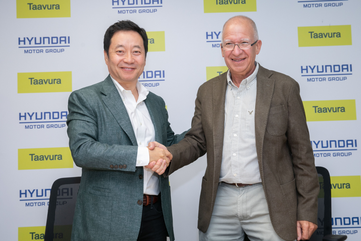 ▲현대차는 이스라엘 람라(Ramla)에 위치한 타브라그룹 본사 사옥에서 양사 관계자들이 참석한 가운데 미래 기술 확보를 위한 상호 협력 업무협약(MOU)를 체결했다. 사진은 현대차 미래혁신기술센터 설원희 부사장(사진 좌측)과 타브라그룹 샤이 리브낫(Shai Livnat) CEO가 MOU 체결 뒤 악수를 하고 있는 모습. (사진제공=현대차)