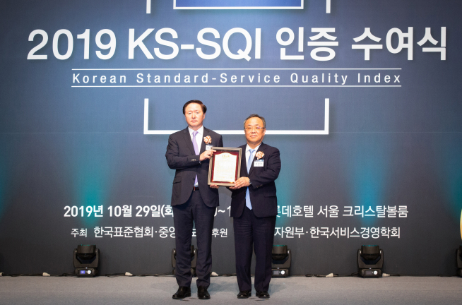 ▲우기홍 대한항공 대표이사(왼쪽)와 이상진 한국표준협회 회장(오른쪽)이 기념 촬영을 하고 있다. (사진제공=대한항공)