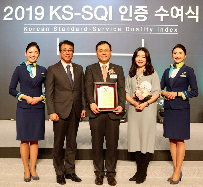 ▲'2019 KS-SQI 인증 수여식'에 참석한 에어부산 이정효 경영지원본부장(왼쪽 세 번째)이 직원들과 기념촬영을 하고 있다. (사진제공=에어부산)