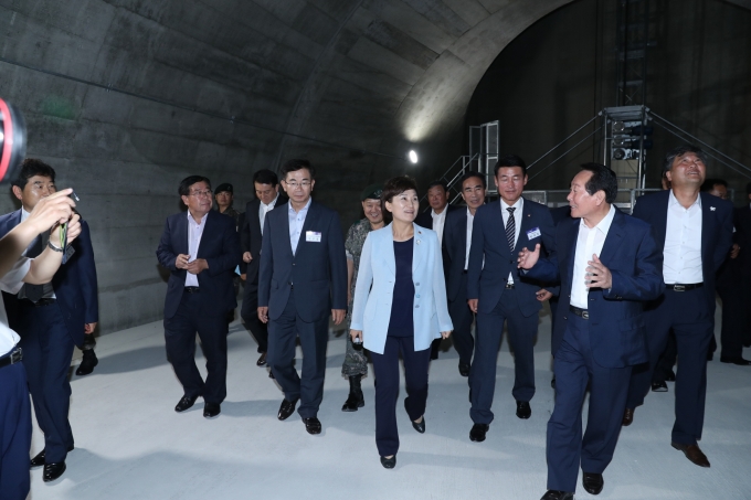 ▲김현미 국토교통부 장관이 2017년 6월 30일 동홍천-양양 개통식에서 인제양양터널을 둘러보고 있다. (사진제공=국토교통부)
