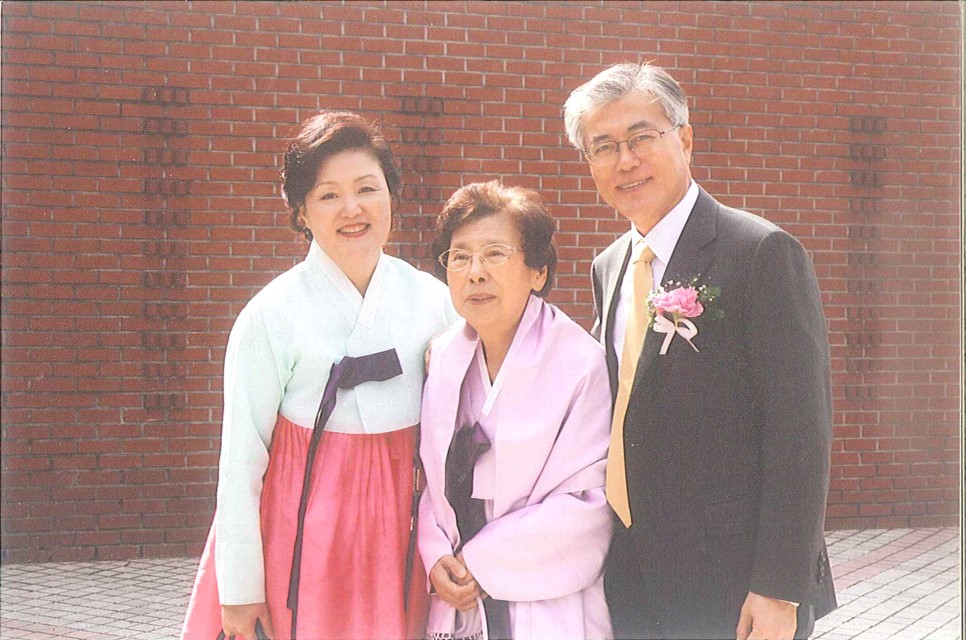 ▲문재인 대통령의 모친인 강한옥 여사가 29일 향년 92세로 별세했다.     사진은 문재인 대통령 딸 결혼식을 앞두고 강 여사가 문 대통령, 김정숙 여사와 함께 기념촬영을 한 모습. (연합뉴스)