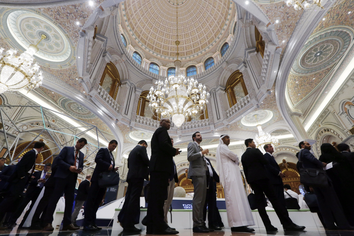 ▲사우디아라비아 수도 리야드에서 29일(현지시간) ‘사막의 다보스’로 불리는 미래투자이니셔티브(FII) 포럼이 개최된 가운데 참가자들이 토론회장에 들어가기 위해 줄을 서고 있다. 사우디 국영방송인 알아라비야는 FII 개막에 맞춰 이날 아람코의 기업공개(IPO) 일정을 공개했다. 리야드/AP뉴시스