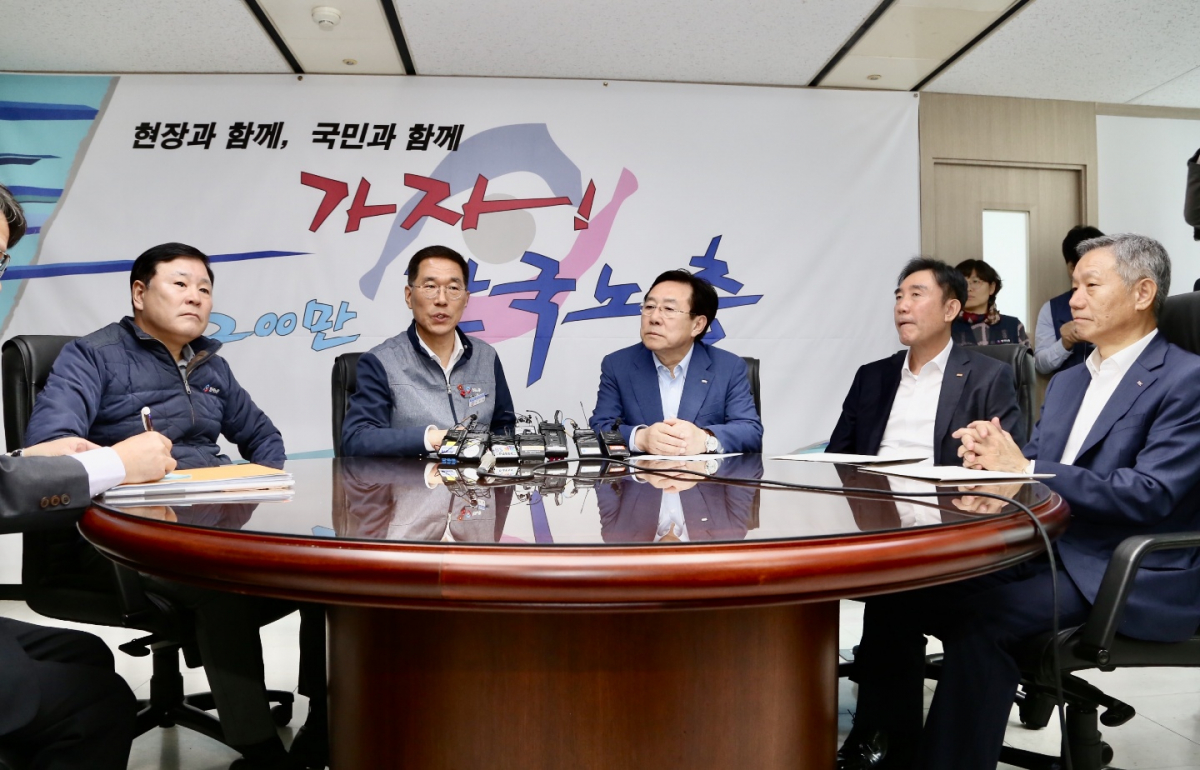 ▲김기문(가운데) 중기중앙회 회장이 30일 한국노총을 방문해 김주영 위원장(왼쪽 두번째)과 면담하고 있다.  (제공=중기중앙회)