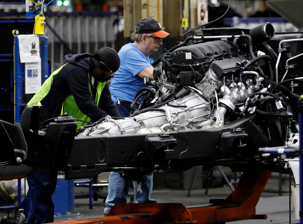 ▲미국 미시간주에 위치한 자동차 조립 공장에서 근로자들이 일을 하고 있다. AFP/연합뉴스.
