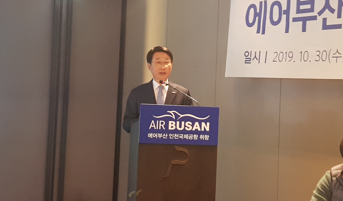 ▲한태근 에어부산 사장이 30일 서울 더플라자호텔에서 열린 인천공항 취항 기념 기자간담회에서 발언하고 있다.  (사진=김기송 기자)