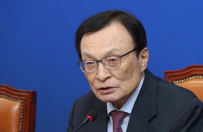 ▲더불어민주당 이해찬 대표가 30일 오후 국회 당대표회의실에서 열린 제11차 정기 기자간담회에서 기자 질문에 답하고 있다. (연합뉴스)