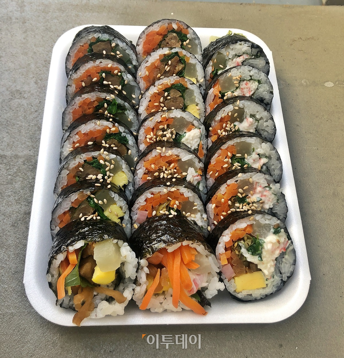 ▲김밥 두 줄에 8000원. 양이 한 가득이다. 배불러서 3분의 1은 남기고 말았다. (홍인석 기자 mystic@)