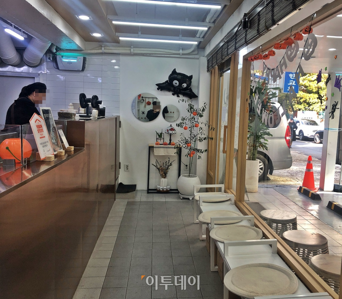 ▲가게 내부도 카페 같다. 핼러윈데이를 맞아 가게 곳곳에 호박이 자리잡았다. (홍인석 기자 mystic@)