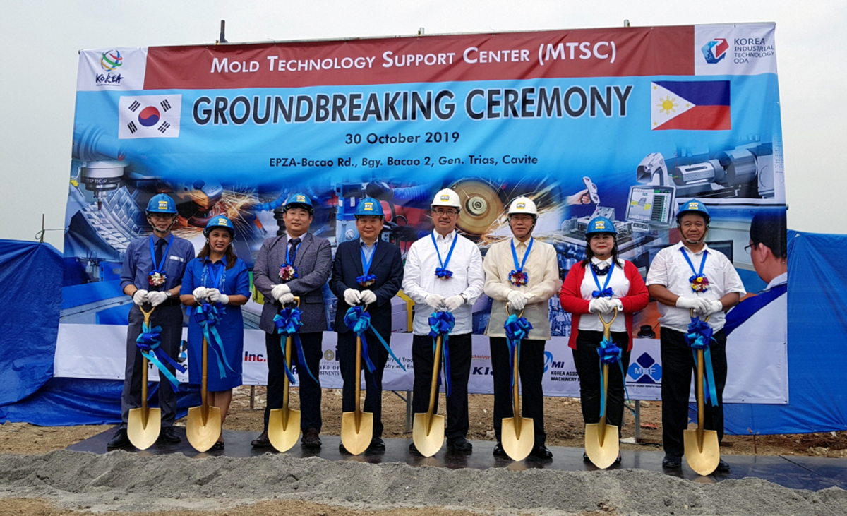 ▲30일 필리핀 까비테 경제특구에서 열린 필리핀 금형 솔루션센터 착공식에서 한국산업기술진흥원 심기태 산업기술ODA팀장(왼쪽 세번째)과 필리핀 포추나토 델라페냐 과학기술부 장관(왼쪽 다섯번째) 등이 기념촬영을 하고 있다. (사진제공=한국산업기술진흥원)