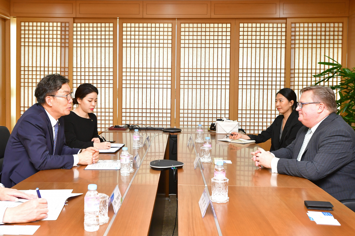 ▲이대훈 농협은행장(왼쪽 첫번째)이 30일 서울 중구 농협은행 본사에서 스티븐 필립스 홍콩투자청장과 면담을 하고 있다. (사진제공=NH농협은행)