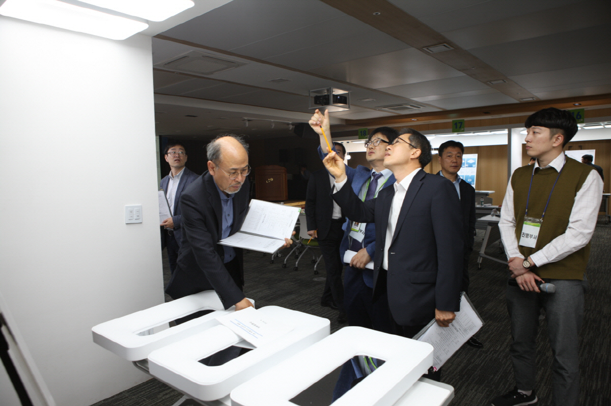 ▲23일 열린 ‘LH 조명기구 디자인 공모전’에서 한국토지주택공사(LH) 심사위원들이 출품작을 둘러보고 있다.(사진 제공=LH)
