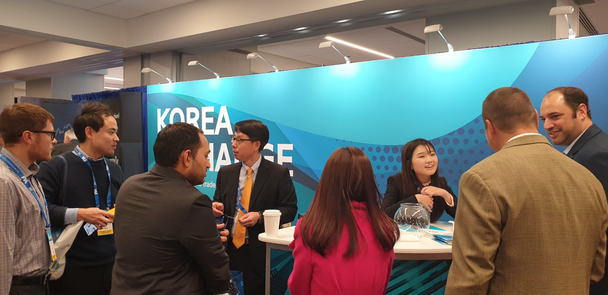 ▲지난 29일 열린 시카고 FIA 엑스포에서 한국거래소 관계자가 해외 투자자들에게 국내 파생상품 시장을 홍보하고 있다. (사진제공=한국거래소)